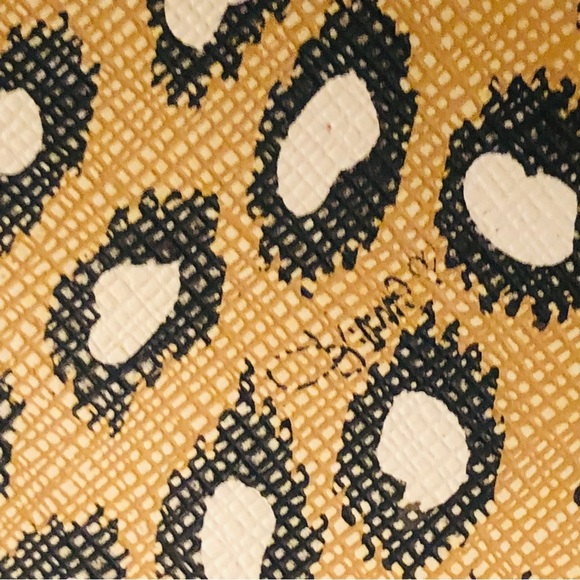 DIANE by Diane Bon Furstenberg DVF animal print zip wallet fits mobile - Picture 2 of 9